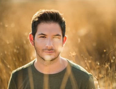 Πασίγνωστος τραγουδιστής κόντεψε να χάσει το μάτι του από μια βουτιά